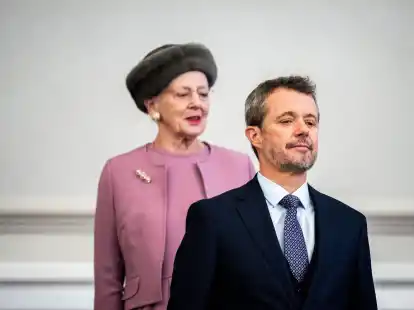 K&ouml;nig Frederik X. von D&auml;nemark und die zur&uuml;ckgetretene K&ouml;nigin Margrethe II. im d&auml;nischen Parlament.