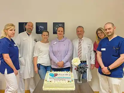 Prof. Dr. Pawel Kermer (Dritter von rechts) freut sich mit seinem Team &uuml;ber die Anerkennung ihrer Arbeit.