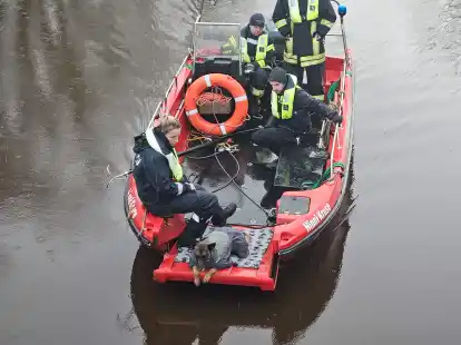 In Emden wurde am Montag mit einem Wasserleichen-Sp&uuml;rhund nach einem 45 Jahre alten Emder gesucht, der am Sonntagabend ins Treckfahrtstief gest&uuml;rzt ist.
