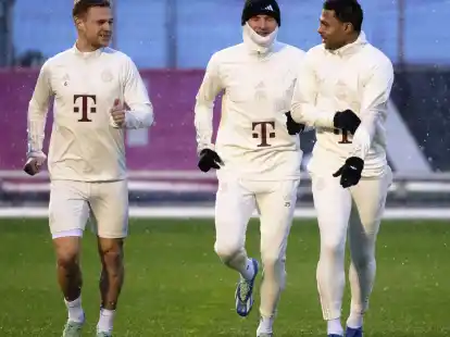 Bayern-St&uuml;rmer Serge Gnabry (r) ist zur&uuml;ck im Lauftraining.