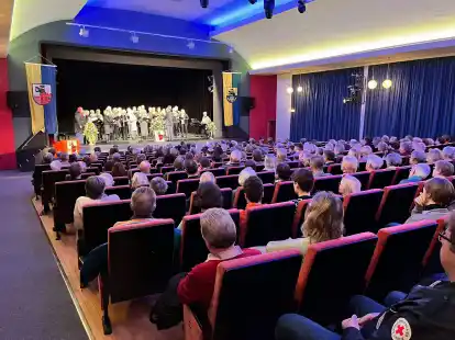 Der Neujahrsempfang der Stadt Esens fand traditionell in der Theodor-Thomas-Halle statt. F&uuml;r das musikalische Programm sorgte die Kantorei der St.-Magnus-Gemeinde unter Leitung von Gerhard Sch&uuml;hle.