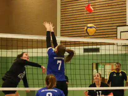 Die Nordenhamer Volleyballerinnen (dunkle Trikots, hier im Spiel gegen Bloherfelde III) feierten am Wochenende zwei Heimsiege.