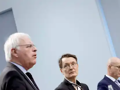 Laut Reinhard Sager (l.), Pr&auml;sident des Landkreistages, reichen Karl Lauterbachs Pl&auml;ne gegen die Klinikinsolvenzen nicht aus.
