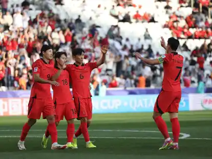 S&uuml;dkoreas Lee Kang-in (2.v.l) feiert mit seinen Mannschaftskameraden nach seinem Tor zum 2:1.