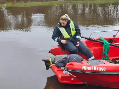 Zweimal schlug der Wasserleichen-Sp&uuml;rhund Simba, der in einem von der Feuerwehr zur Verf&uuml;gung gestellten Boot oberhalb der Wasseroberfl&auml;che bestimmte Stellen abschn&uuml;ffelte, an &ndash; trotzdem bleib die Suche auch am Montag erfolglos.