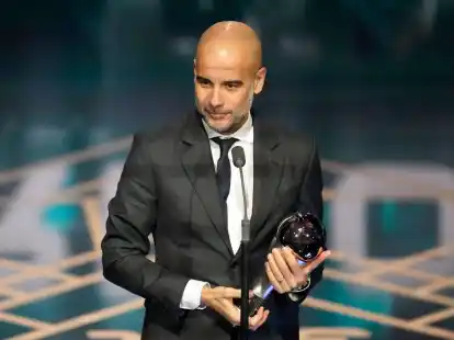 Pep Guardiola, Trainer von Manchester City, nimmt den Preis f&uuml;r den besten M&auml;nnertrainer entgegen.