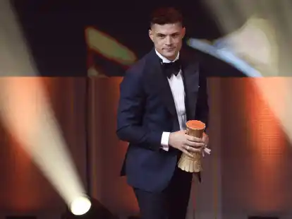 Granit Xhaka, Gewinner des Preises f&uuml;r den m&auml;nnlichen Nationalspieler 2023, h&auml;lt die Troph&auml;e bei der Verleihung der Schweizer Fussballnacht.