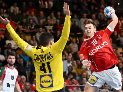 D&auml;nemarks Mathias Gidsel (r) wirft auf das Tor von Portugals Gustavo Capdeville.