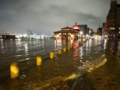 Die Sturmflut hat an der Nordseek&uuml;ste sowie in Elbe und Weser erneut viel Wasser an Land gedr&uuml;ckt. In Hamburg standen der Fischmarkt und die Gro&szlig;e Elbstra&szlig;e komplett unter Wasser.