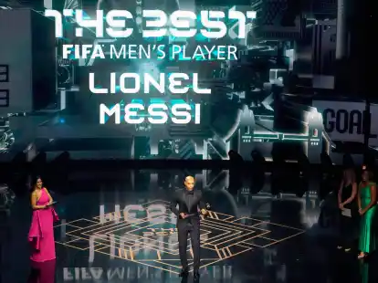 Thierry Henry nimmt in Vertretung des abwesenden Lionel Messi die Troph&auml;e entgegen.
