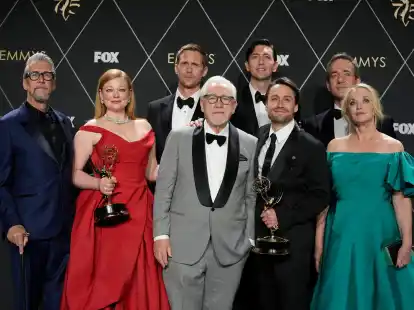 Alan Ruck (l-r), Sarah Snook, Alexander Skarsgard, Brian Cox, Nicholas Braun, Kieran Culkin, Matthew Macfayden und J. Smith-Cameron wurden f&uuml;r &laquo;Succession&raquo; ausgezeichnet.