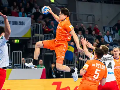 Höhenflug: Thomas Houtepen (am Ball, hier im Spiel gegen Georgien) hat mit der Niederländischen Nationalmannschaft die Hauptrunde bei der Handball-EM in Deutschland erreicht.