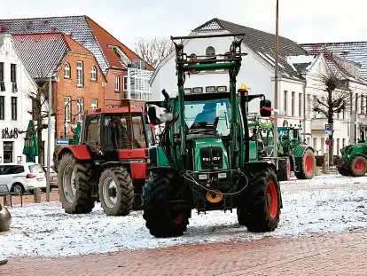 Bauernproteste in Jever: Traktoren fahren über den alten Markt.