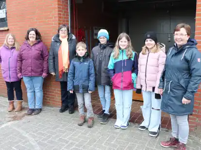 Daniela Jan&szlig;en (von links) und  Anke Janssen vom F&ouml;rderverein, sowie Jabine Janssen vom Windpark K&ouml;nigsmoor freuen sich mit Schulleiterin Renate Ippen (rechts) und einigen Viertkl&auml;sslern &uuml;ber die neue Spielausleihe in Middels.