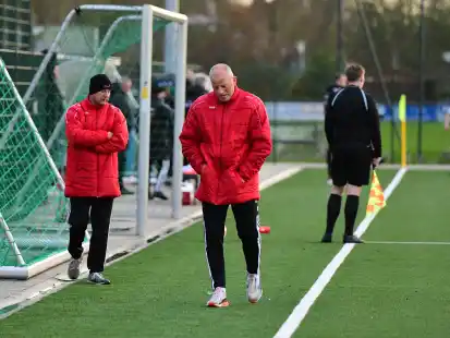 Muss seinen Hut nehmen: Bernd Buß – hier beim Auswärtsspiel in Pewsum – ist nicht mehr Trainer beim FCN.