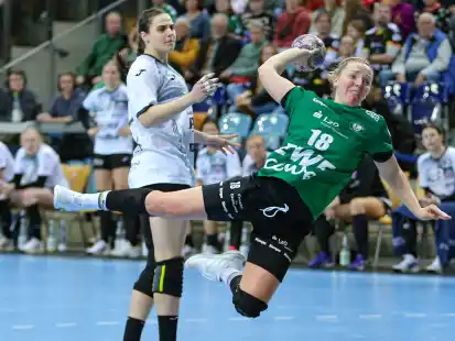 Durchsetzungsstark: Lena Feiniler VfL wirft im Heimspiel gegen den Thüringer HC aufs Tor.