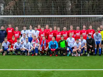 Bestritten ein Freundschaftsspiel: die Fußballer des VfL Wildeshausen II (rote Trikots) und VV Den Ham II aus den Niederlanden