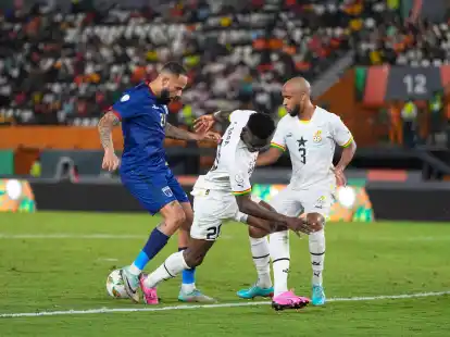 Nach der Partie zwischen Ghana und Kap Verde wollte ein Fan Ghana-Coach Chris Hughton angreifen.