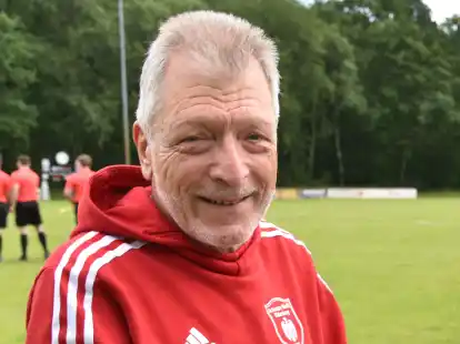 Nach zehn Jahren als Trainer in Sandkrug verabschiedete sich Jürgen Gaden 2022 von SW Oldenburg – und ein Jahr später vom Rentner-Dasein. Jetzt arbeitet der 72-Jährige wieder Vollzeit in einer Kurklinik im Allgäu.