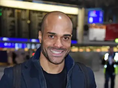 Zieht ins Dschungelcamp: David Odonkor, hier vor einigen Tagen am Frankfurter Flughafen vor der Abreise nach Australien