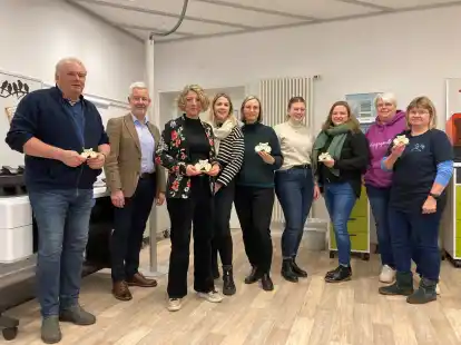 Folgende Einrichtungen wurden ausgezeichnet: Kinderkrippe &bdquo;Kinderkoje&ldquo; Flachsmeer, Kindertagesst&auml;tte &bdquo;Hahnentange&ldquo; Rhauderfehn, Ev.-ref. Kindergarten &bdquo;Kinnerhuus&ldquo; Ihrenerfeld, Erich-K&auml;stner-Schule Rhauderfehn, Grundschule V&ouml;llenerfehn. Bei der Feierstunde nicht zugegen war das Schulzentrum Collhusen.