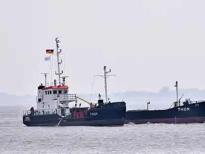Das Spezialschiff &bdquo;Thor&ldquo; w&auml;hrend einer &Uuml;bung auf der Jade vor Wilhelmshaven.