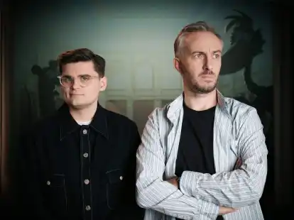 Der Zeichner und Autor Miguel Robitzky (l) und Moderator Jan B&ouml;hmermann (r) haben einen Animationsfilm &uuml;ber das Grundgesetz gemacht.