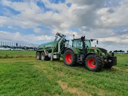 Darauf warten viele Landwirte dringend: Die G&uuml;llebeh&auml;lter in der Wesermarsch sind voll. Noch gilt aber eine Sperrfrist f&uuml;r die Ausbringung von G&uuml;lle und die Fl&auml;chen sind nicht befahrbar.