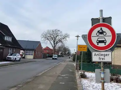 Anlieger frei: Die Sager Stra&szlig;e wird von vielen Autofahrern als Abk&uuml;rzung genutzt.