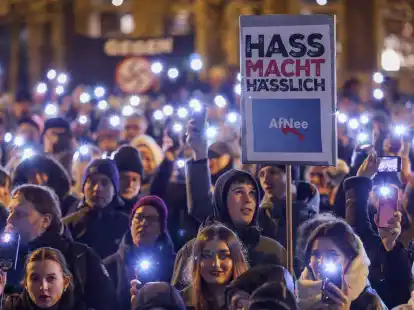 Mit Plakaten und Sprechch&ouml;ren haben am Dienstagabend rund 1600 Menschen auf dem Marktplatz in Schwerin gegen die AfD und Rechtsextremismus demonstriert.