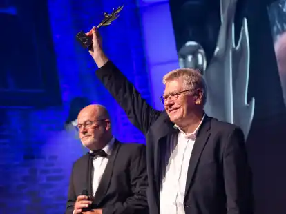 Beim Filmfest 2023 offiziell verabschiedet, jetzt wieder an erster Front dabei: Rolf Eckard (r.), links: Nachfolger Edzard Wagenaar.