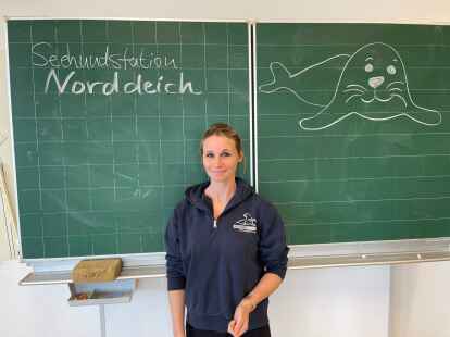 Tierpflegerin Ramona Fetting von der Seehundstation Norddeich zu Gast bei der Klasse 8d in der IGS Krummh&ouml;rn-Hinte. 
