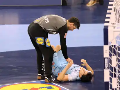 Dänemarks Weltklasse-Keeper Niklas Landin hilft dem am Boden liegenden Thomas Houtepen.