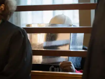 Ein Angeklagter sitzt zu Prozessbeginn wegen einer mutma&szlig;lichen Vergewaltigung im G&ouml;rlitzer Park vor dem Kriminalgericht Moabit.