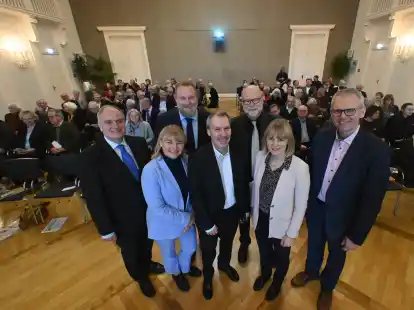 Dr. Michael Brandt (Mitte) und seine Nachfolgerin  Dr. Franziska Meifort (rechts neben ihm) im Kreise der Festredner (von links) Dr. Hans-Eckhard Dannenberg, Prof. Dr. Antje Sander, Ulf Prange, Prof. Dr. Uwe Meiners und Bj&ouml;rn Th&uuml;mler.
