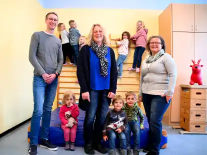 Fachdienstleiter Torben Spille begr&uuml;&szlig;te Bettina Buchmann und verabschiedete zusammen mit den Kindern die bisherige Leiterin Marion Thelken (rechts).