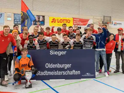 So sehen Sieger aus: Vor einem Jahr sicherte sich das GVO-Team zum vierten Mal den Titel. Daniel Werner (vorn, mit silberner Schuh-Trophäe) wurde mit acht Treffern Torschützenkönig.