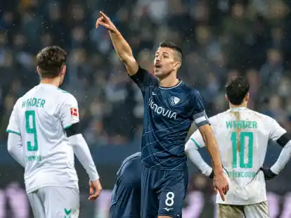 Der Kapit&auml;n hat seinen Vertrag um ein weiteres Jahr verl&auml;ngert.