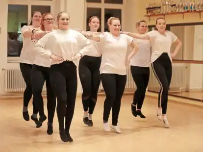 Zweimal pro Woche trainiert die Prinzengarde der Fastnachtsgesellschaft Schlicktown. v.l: Mirja Bruns, Franziska Decker, Lena Leifer, Sarah Freimuth, Cindy Schuster, Yvonne Oltmanns, Tabea Schleisick. Es fehlen: Alina Schlegel und Charlotta Schleisick.