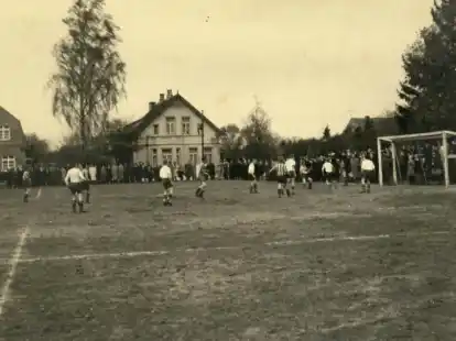 BVC-Heimspiel in der Nachkriegszeit vor großer Kulisse. Der BVC spielte im gestreiften Dress.