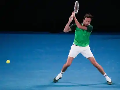 Setzte sich in einer Marathonpartie gegen den Finnen Emil Ruusuvuori durch: Daniil Medwedew.