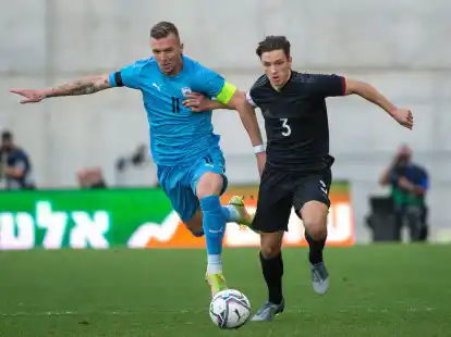 Israels Eden Karzev (l) wurde wegen einer Sympathiebekundung f&uuml;r sein Heimatland von seinem t&uuml;rkischen Club verliehen.