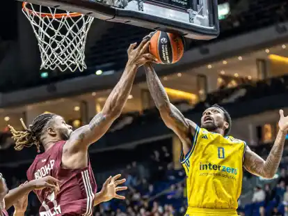 Bayerns Devin Booker versucht Berlins Sterling Brown (r) zu blocken.