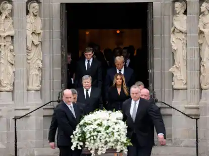 Melania Trump (Mitte r.) und ihr Vater Viktor Knavs sowie Donald Trump (hinten r.) neben Sohn Barron trauern um die Mutter der ehemaligen First Lady, Amalija Knavs.