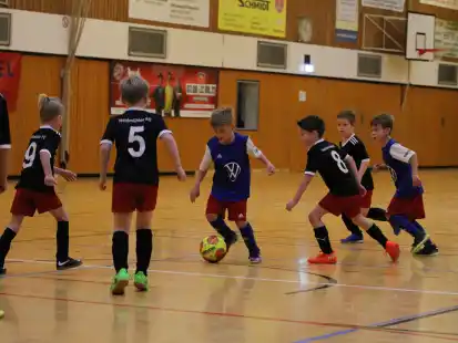 Beim Wehde-Cup treten auch die Talente des gastgebenden FC Zetel (in Blau) wieder gegen den Ball.