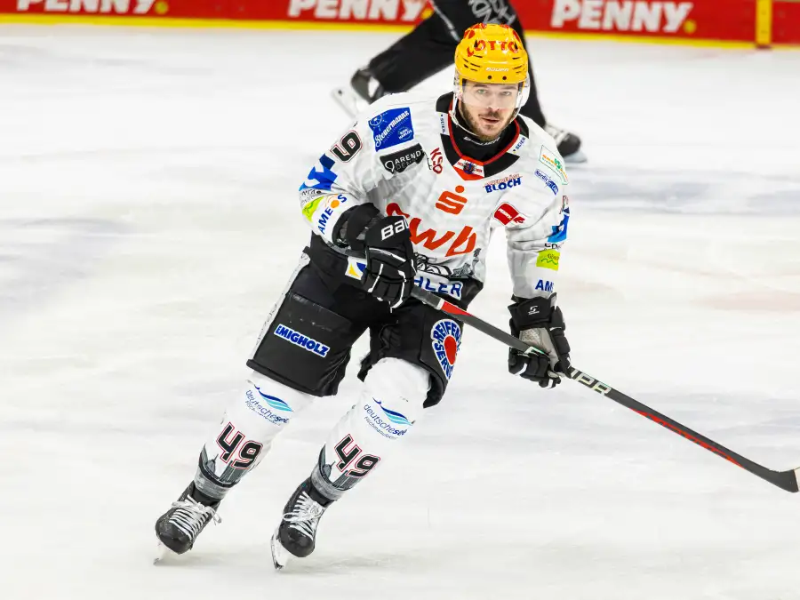 Fischtown Pinguins Bremerhaven Verteidiger Lukas Knäble trifft auf