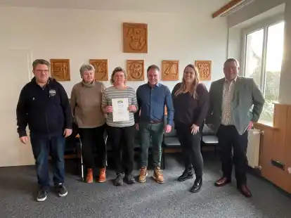 Freuen sich &uuml;ber zwei weitere Jahre als Fairtrade-Gemeinde (von links): Thomas Hayen (Gemeinde Wangerland), Martina Schloms (Vertreterin der Zivilgesellschaft), Anke M&uuml;ller (Sprecherin der Steuerungsgruppe Fairtrade Wangerland), Mario Krar (Vertreter der Wirtschaft), Anna Goldenstein (Nachhaltigkeitsmanagement Wangerland Touristik GmbH) und  Mario Szlezak (B&uuml;rgermeister Gemeinde Wangerland).