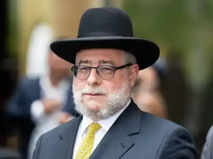 Der Pr&auml;sident der Europ&auml;ischen Rabbinerkonferenz, Pinchas Goldschmidt, erh&auml;lt den Karlspreis 2024.