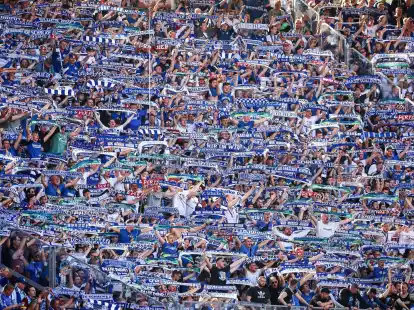 Die Schalker Fans hoffen auf einen Sieg gegen den HSV.