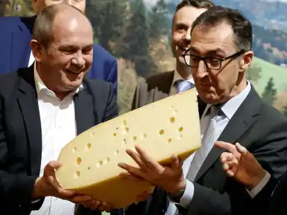 Cem &Ouml;zdemir (B&uuml;ndnis 90/Die Gr&uuml;nen) bei seinem Er&ouml;ffnungsrundgang &uuml;ber das Messegel&auml;nde der Gr&uuml;nen Woche.